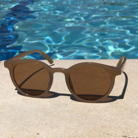 Trendy Tan Sunglasses - Picture 3 of 4